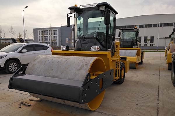 振動<a href='http://www.apxinya.cn' target='_blank'>壓路機</a>