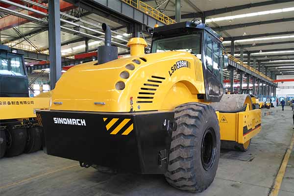 大型<a href='http://www.apxinya.cn' target='_blank'>壓路機</a>
